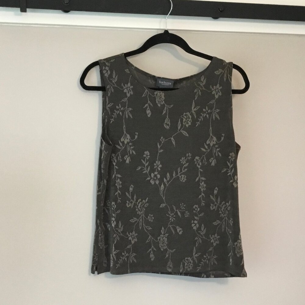 Van Huesen sweater set. size Medium